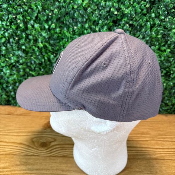 Travis Mathew Golf Hat Cap Uniflex Fit Sz Large XL Gray White Embroidered Logo - Picture 2 of 8